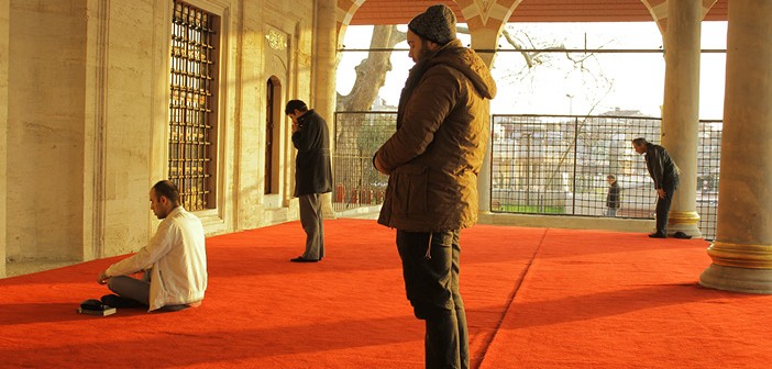 Nâfile İbadetler mi Önemli Yoksa Hizmet mi?