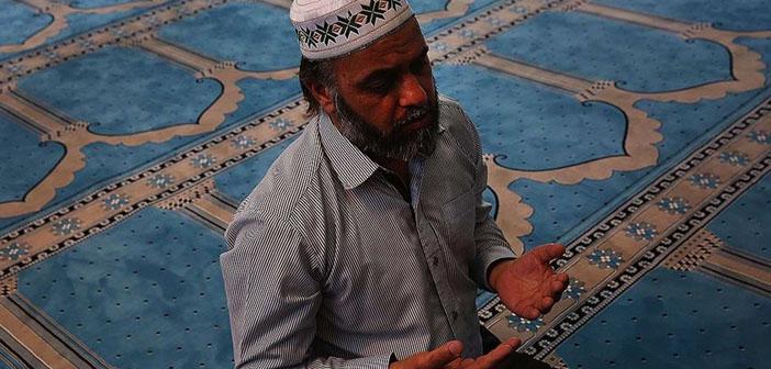 Yunanistan'ın Başkenti Atina'nın İlk Camisi İbadete Açıldı
