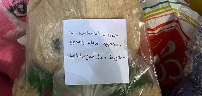 Oyuncaklarını Duygu Dolu Notlarla Depremzede Akranlarına Gönderiyorlar