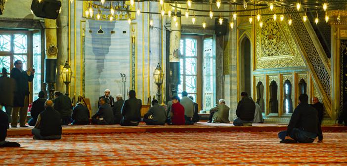 Resimli veya Yazılı Elbiselerle Namaz Kılmanın Hükmü Nedir?
