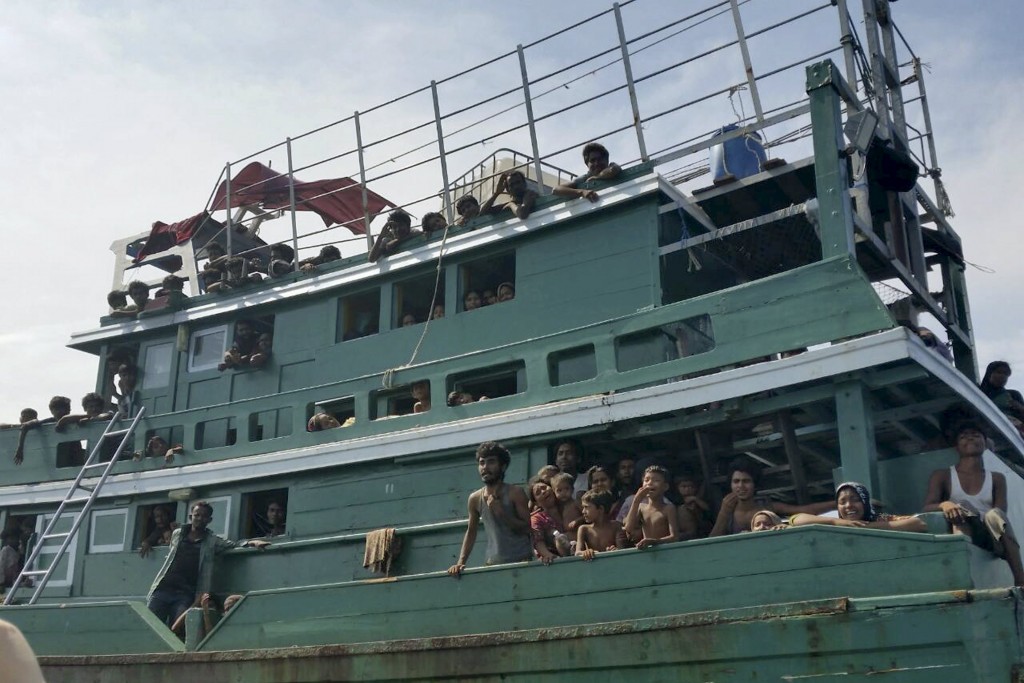 Hundreds of migrants are seen on a boat drifting 17 km (10 miles) off the coast of the southern island of Koh Lipe May 14, 2015. Thailand has found a boat drifting off its west coast carrying 300 migrants but has refused to grant it permission to land, a senior police officer said on Thursday.   REUTERS/stringer      TPX IMAGES OF THE DAY           *** Local Caption *** Ratusan migran terlihat di atas sebuah perahu yang terombang-ambing 17km di lepas pantai Pulau Koh Lipe, Thailand, Kamis (14/5). Thailand menemukan sebuah perahu yang terombang-ambing di lepas pantai barat Thailand yang membawa 300 migran namun menolak untuk memberikan izin mereka untuk mendarat, kata pejabat polisi senior Kamis kemarin. ANTARA FOTO/REUTERS/Stringer/ox/15.