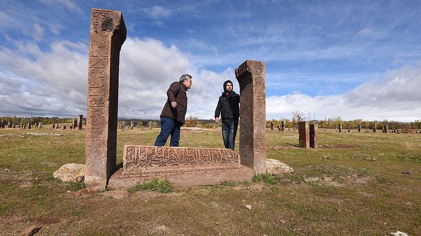 Ahlat'ta Esma-ül Hüsnâ İşlemeli Mezar Taşı Bulundu