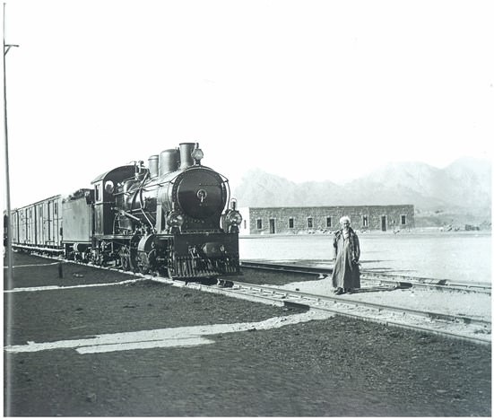 1900'lerde yapımına başlanan hicaz demiryolu inşaatı ve 1 Eylül 1908'de Medine'ye varışı sırasında çekilen fotoğraf.