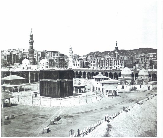 Fotoğraf güney tarafından muhtemelen 1879-80'lerde hac yolculuğunun ardından çekilmiş. Fotoğraftaki iki kubbe 6m. İlk kubbe Abbas Kubbesi olarak biliniyor. İkinci kubbe de Farrasun Kubbesi olarak biliniyor ve Harem-i Şerif'in içerisinde bulunuyor. Aynı zamanda Kur'an ve diğer kitaplarda burada saklanıyor. Burada saklanan Kuran-ın Hattat Osman tarafından yapıldığı varsayılıyor. 1845 yılında Sultan Abdulmecid kubbeden birinin Harem-i Şerif Kütüphanesi olarak kullanılmasını istiyor. Kitapların tümü ilk kubbeye taşınmış ve İstanbul'dan 2. kubbede bulunması için astronomik bir saat gönderilmiş.