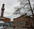 Minaresi İle Arasından Yol Geçen Cami