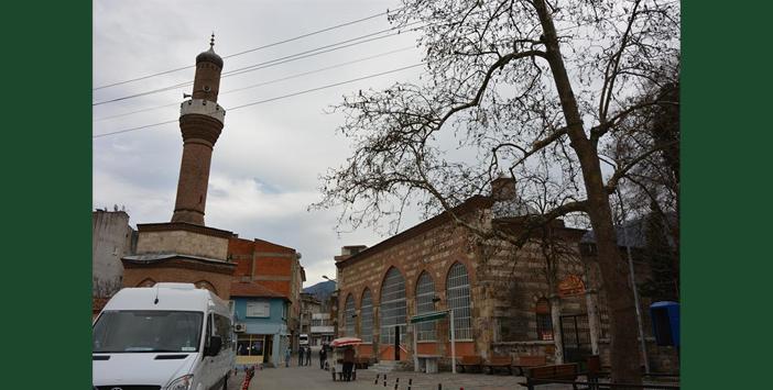 Minaresi İle Arasından Yol Geçen Cami