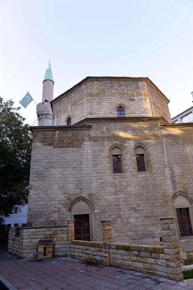 bayraklı camii