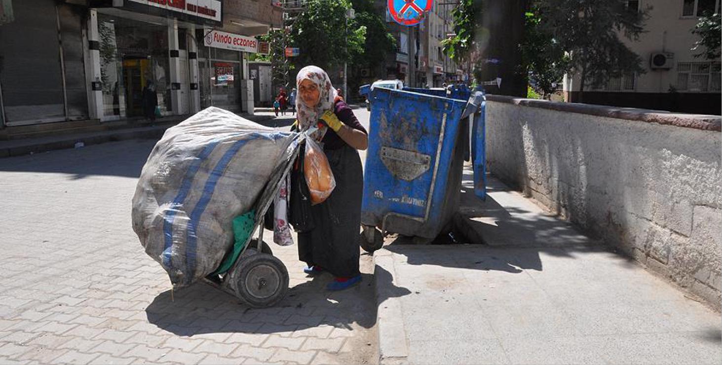 Suriyeli Nine Çalışıp Torunlarına Bakıyor