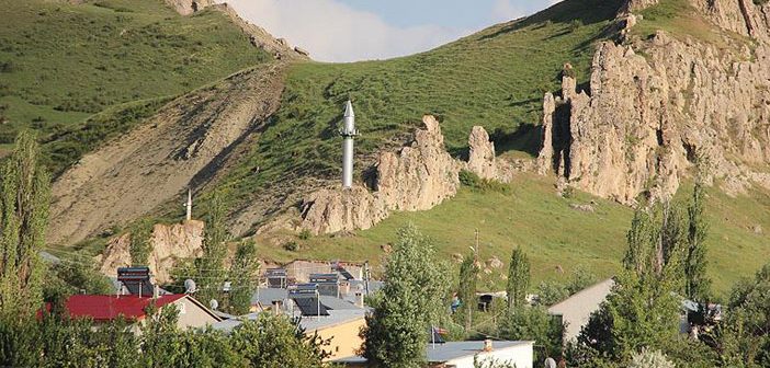 Cami Köyde Minareler Tepede