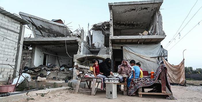 Filistinli Aile İsrail'in Yıktığı Evlerinde İftar Açıyor