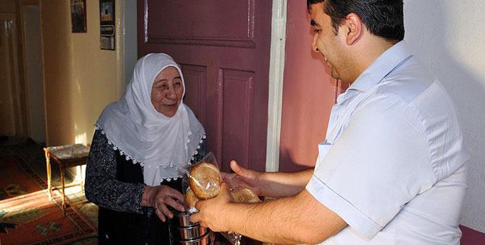 Yaşlı ve Kimsesizlerin Sofralarına İftar Sevinci