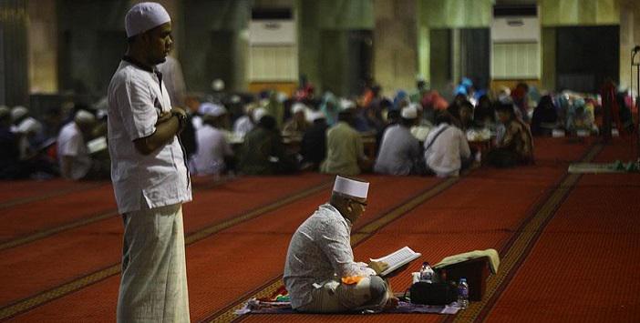 Endonezyalı Müslümanlar 'itikâf' İçin Camileri Doldurdu