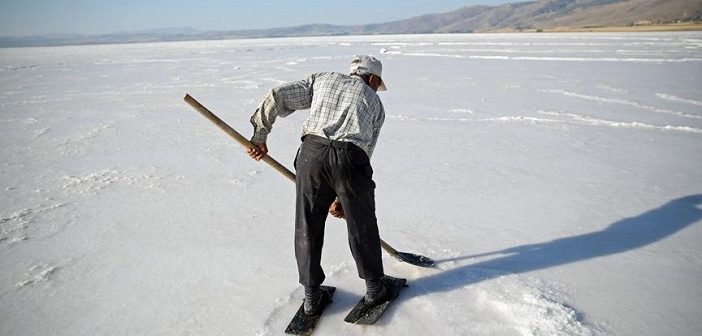 Ekmeğini Yarım Asırdır Tuzdan Çıkarıyor