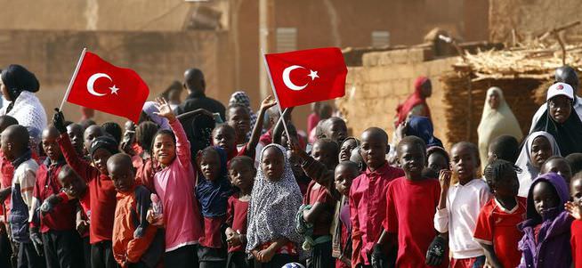 BASBAKAN RECEP TAYYIP ERDOGAN, GELENEKSEL BIANOU VE TANDE BAYRAMI KAPSAMINDA DUZENLENEN GOSTERILERI IZLEDI. AGADEZ BOLGESINDEN GELEN TUAREGLER DE GOSTERILERE RENK KATTI. (ANADOLU AJANSI - CEM OKSUZ) (20130109)