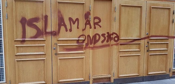 İsveç'te Camiye Çirkin Saldırı!