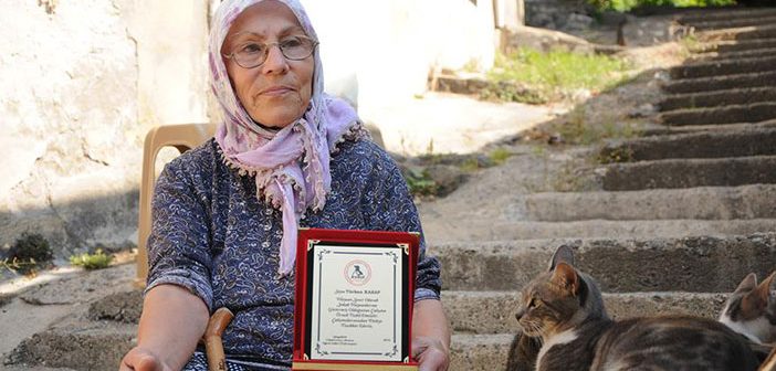 Kendi Bakıma Muhtaç Ama O Sokak Hayvanlarına Bakıyor