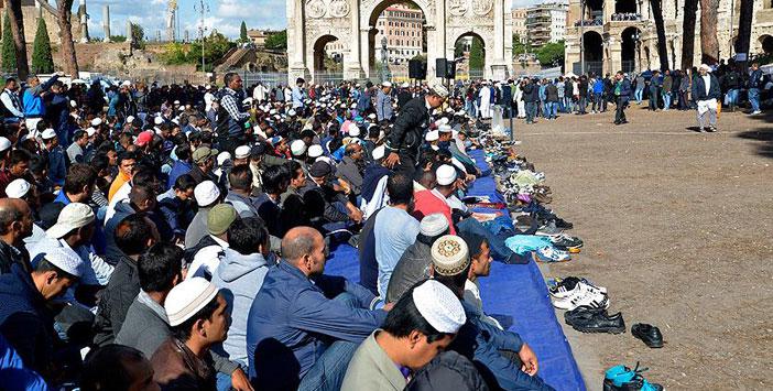 Roma'da Müslümanlardan Cami Protestosu