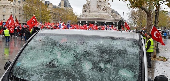 Fransa'da 'teröre Lanet Demokrasiye Davet' Mitingine Haince Saldırı