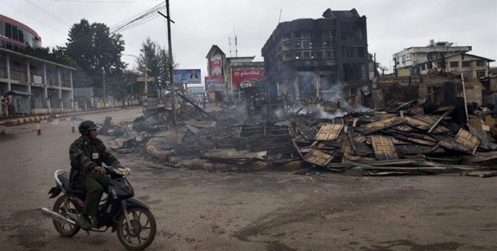 Myanmar Ordusu Müslüman Evlerine Bomba Yağdırdı