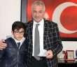 Bursunu Haleplilere Bağışladı