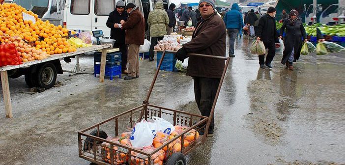 Akşama Kadar Helalinden Ekmeğini Arıyor