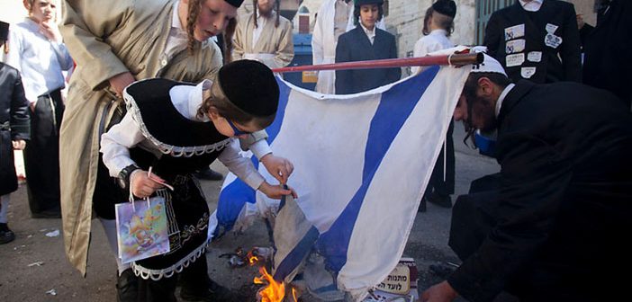 Kim Bu İsrail Bayrağı Yakan Yahudiler