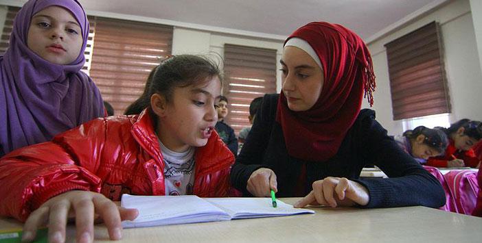 Suriyeli Çocuklara Gönüllü Öğretmenlik Yapıyor