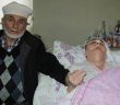 Eşinin Elini Hiç Bırakmıyor