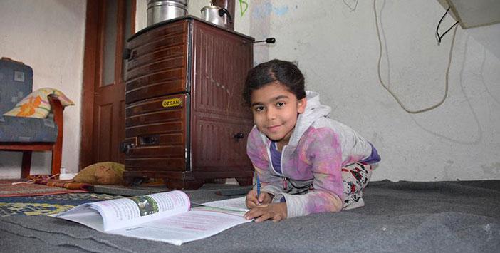 Suriyeli Fatma Balkonda Ders Çalışmaktan Kurtuldu