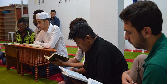Türkiye'de Binlerce Yabancı Öğrenciye Din Eğitimi Veriliyor
