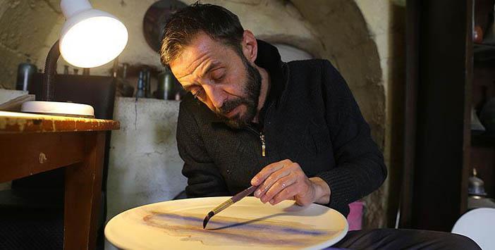 Ebru Sanatı İle Seramiği Buluşturuyor