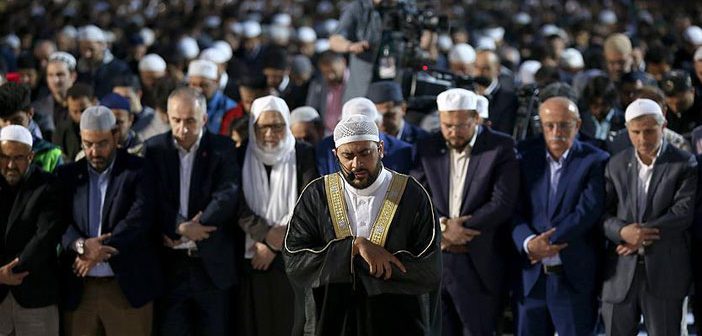 Ayasofya Meydanında Sabah Namazı