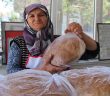 Selime Nine Ekmek Teknesi İle Örnek Oluyor