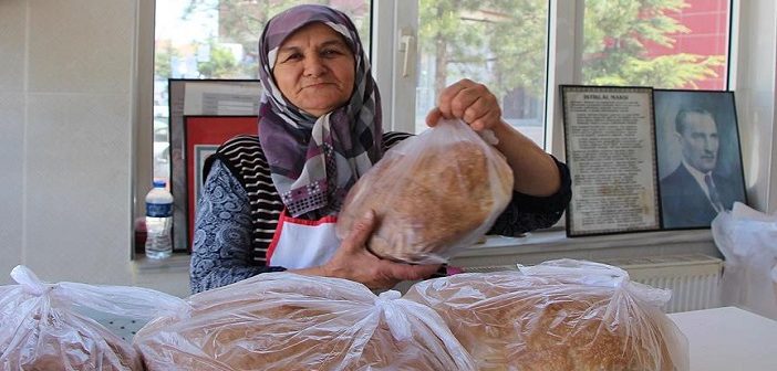 Selime Nine Ekmek Teknesi İle Örnek Oluyor