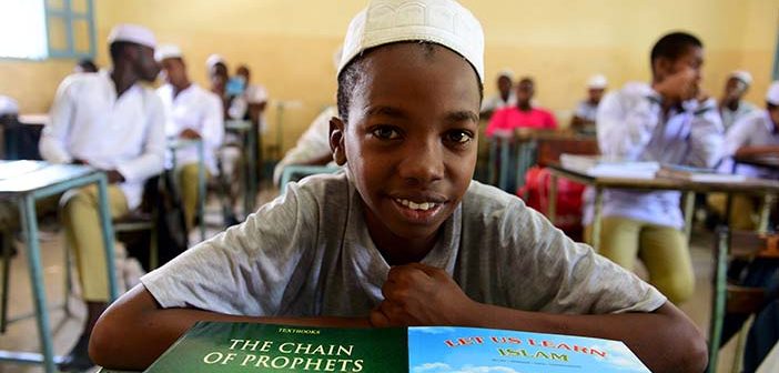 Hüdayi Vakfı Afrika'ya Yabancı Dillerde Binlerce Kitap Bağışladı