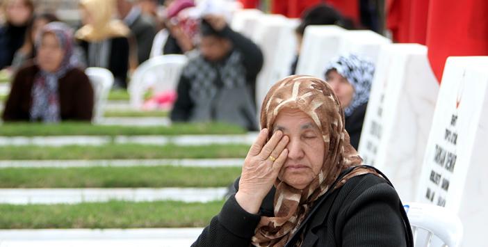 Şehit Annelerine Kur'an ve Bayrak Hediyesi