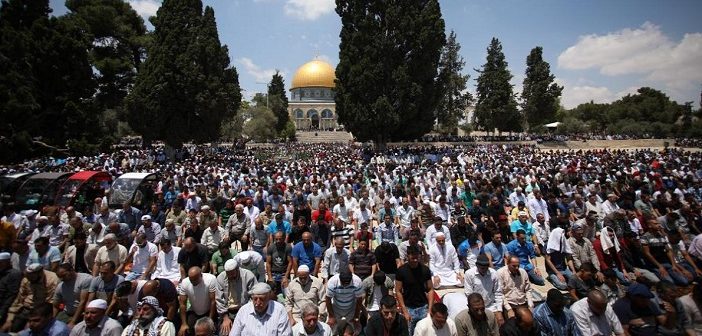 Mescid-i Aksa'da Cuma Namazında 300 Bin Kişi Saf Tuttu