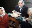 Iraklı Kadın Kucağında Bebeğiyle Kur'an Dersleri Veriyor