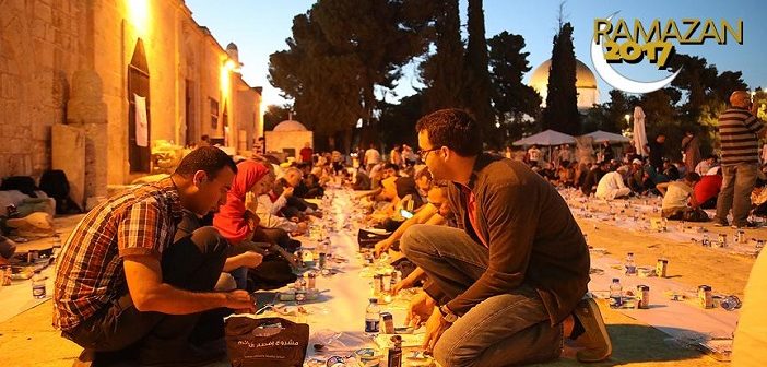 Türk Kızılayı Mescid-i Aksa'da İftar Verdi