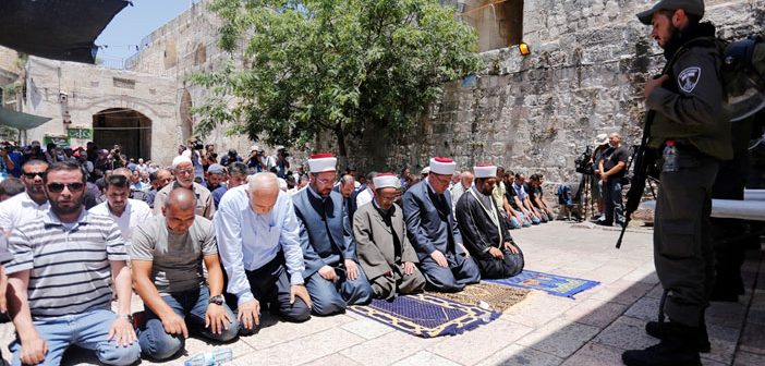 Filistinliler Mescid-i Aksa'yı Terk Etmiyor