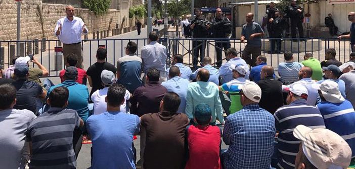 10 Bin Müslüman Kudüs Sokaklarında Namaz Kıldı