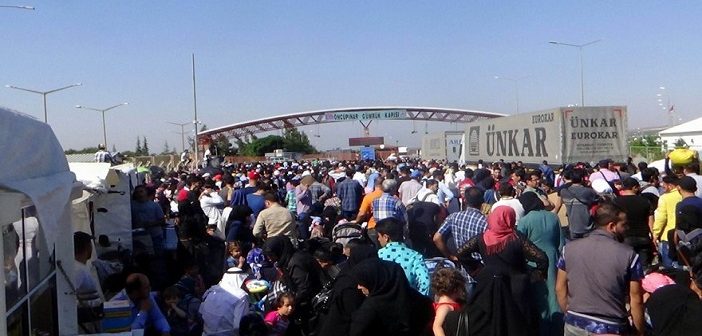 Binlerce Suriyeli Bayram İçin Suriye'ye Geçti