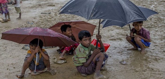 Binlerce Arakanlı ‘tarafsız Bölge’de Bekliyor