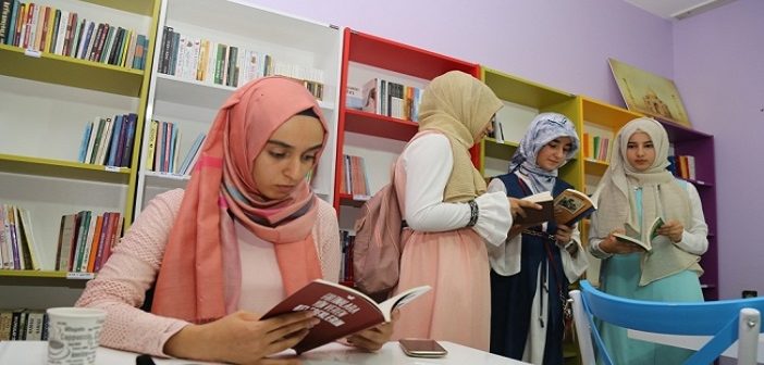 Kitap Okuyana İçecekler Ücretsiz
