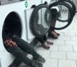 Mülteci Çocuklar Çamaşır Makinelerinde Isınıyor