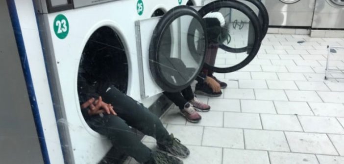 Mülteci Çocuklar Çamaşır Makinelerinde Isınıyor