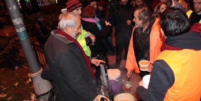 Sokakta Yaşayanlara Sıcak Yemek ve Kıyafet Hizmeti