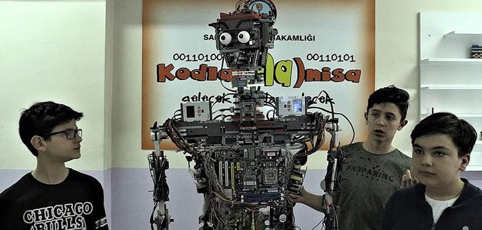 Öğrencilerden Robotla Tebrik Mesajı