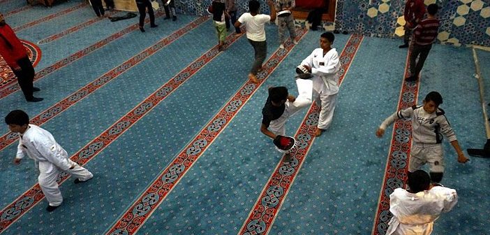 Çocuklara Sporu Tarihi Camide Sevdiriyor