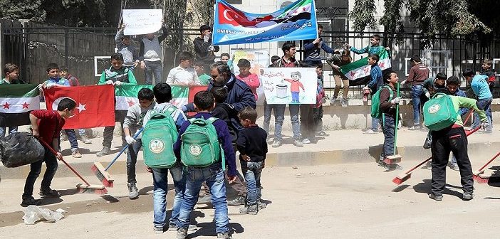 Azezli Öğrenciler Sokakları Temizledi